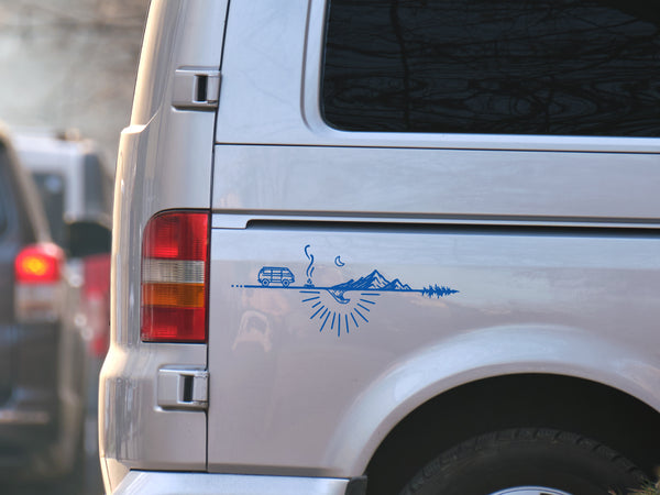 Autoaufkleber Vanlife auf Linie auf silbernen Van