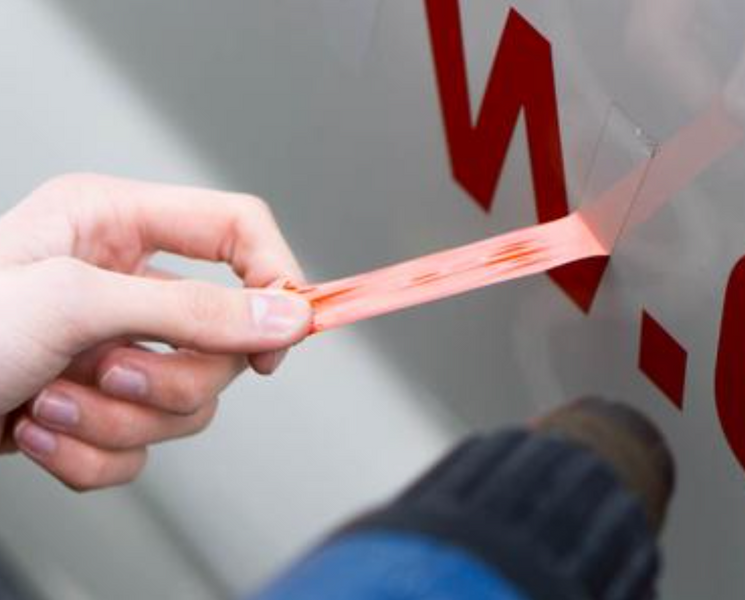 Autoaufkleber entfernen - Lack