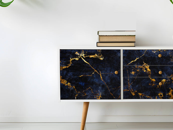 Möbelfolie in blauer Marmoroptik mit goldenen Adern