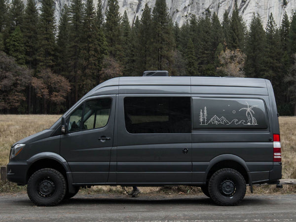 Aufkleber auf dunklen Van