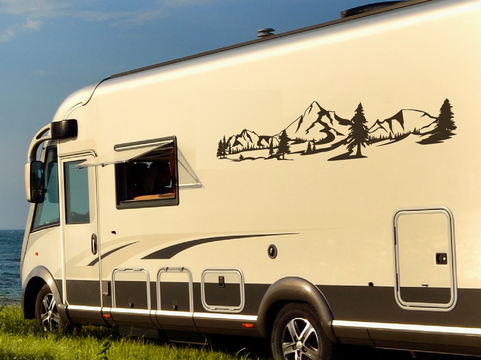 Wohnmobil Aufkleber Gebirge mit Wald