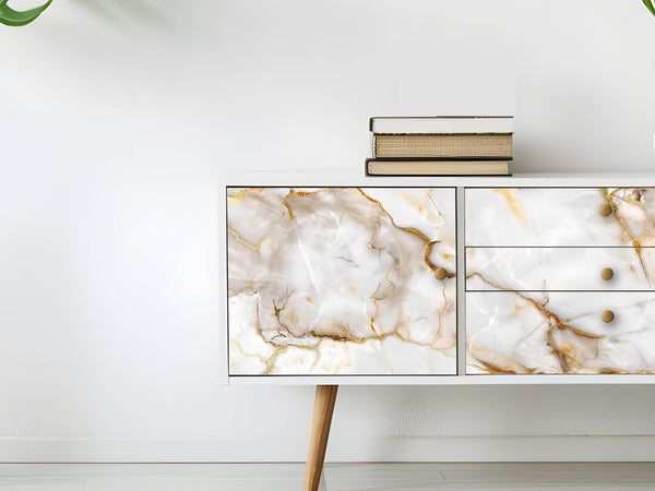 Möbelfolie in weißer Marmoroptik mit goldenen Adern