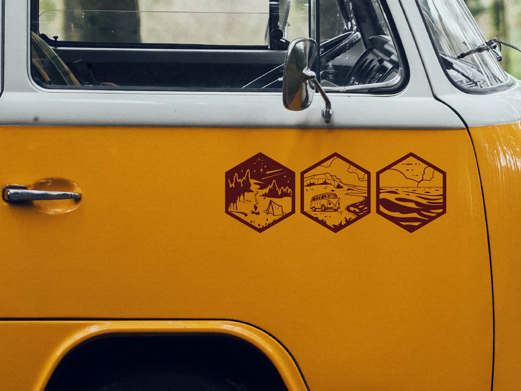 Etiqueta engomada de Vanlife en furgoneta naranja