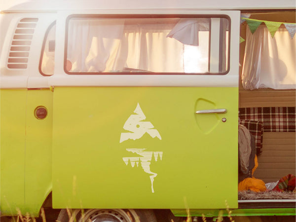 Autoaufkleber Berglandschaft im Blatt