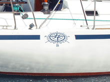 Laden Sie das Bild in den Galerie-Viewer, Bootsaufkleber Kompass Windrose geneigt Schiff seite