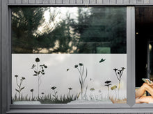 Laden Sie das Bild in den Galerie-Viewer, Milchglasfolie Gras mit Blumen &amp; Schmetterling Sichtschutzfolie von Außen