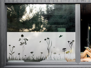 Film de verre givré herbe avec fleurs et film de confidentialité papillon de l'extérieur