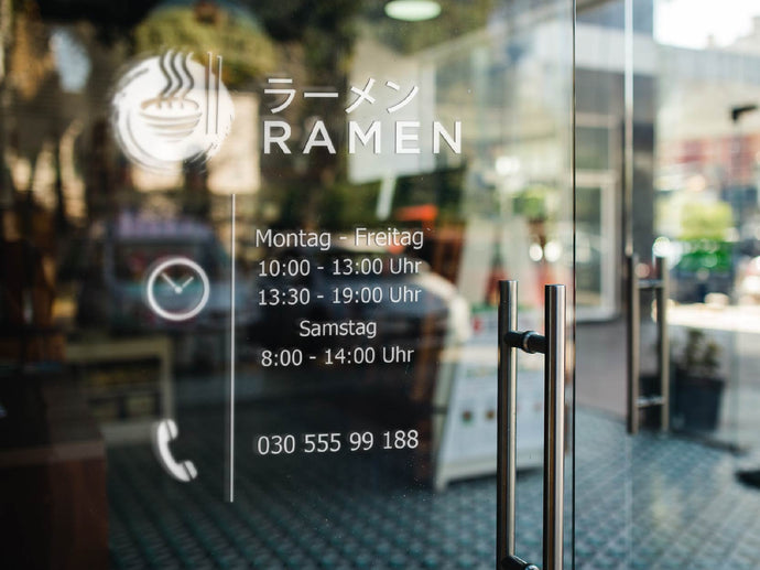Öffnungszeiten Aufkleber mit Logo auf Glastür