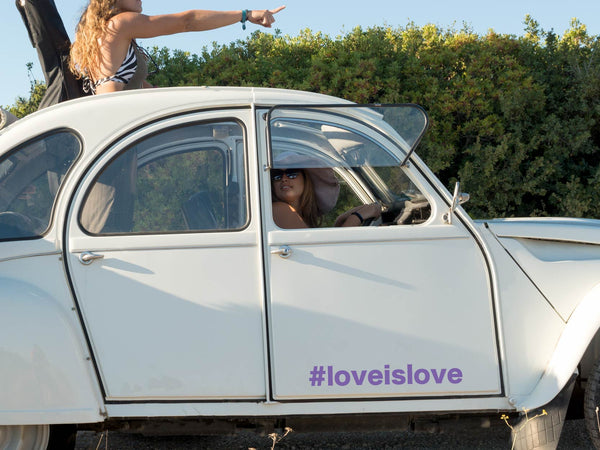 Aufkleber Statement Love is Love