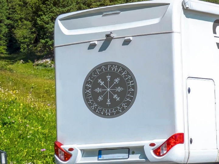 Wohnmobil mit Vegvisir Aufkleber auf dem Heck